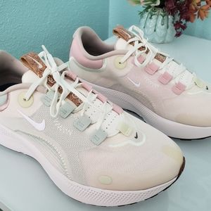 Women's react escape cashmere seafoam shoes